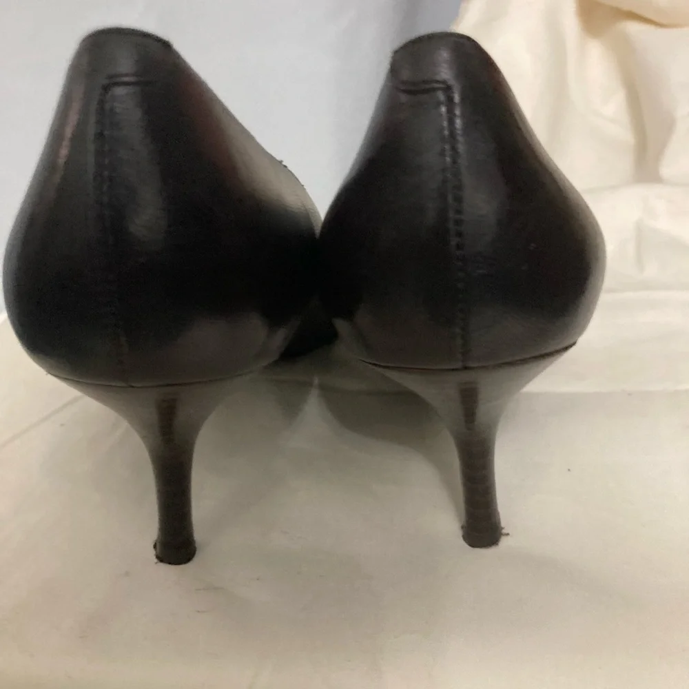 Women's CALVIN KLEIN Leather Low Heeled PUMPS EUC Size 7M - Picture 3 of 4